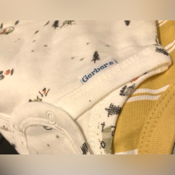 Gerber 3 Pack Of Onesies & Hooded Towel With Three Matching Washcloths all NWT - Picture 11 of 11